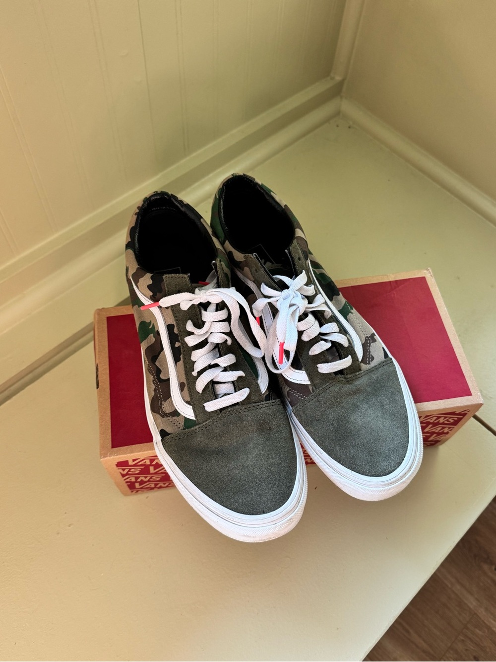Vans Old Skool Camo Suede Low-Top Sneakers - Olive Green/White